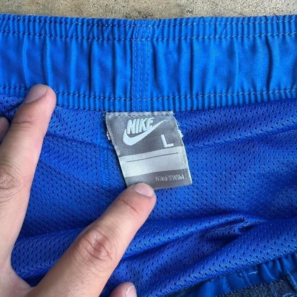 Vintage 2000s Nike blue floral swim trunks size L